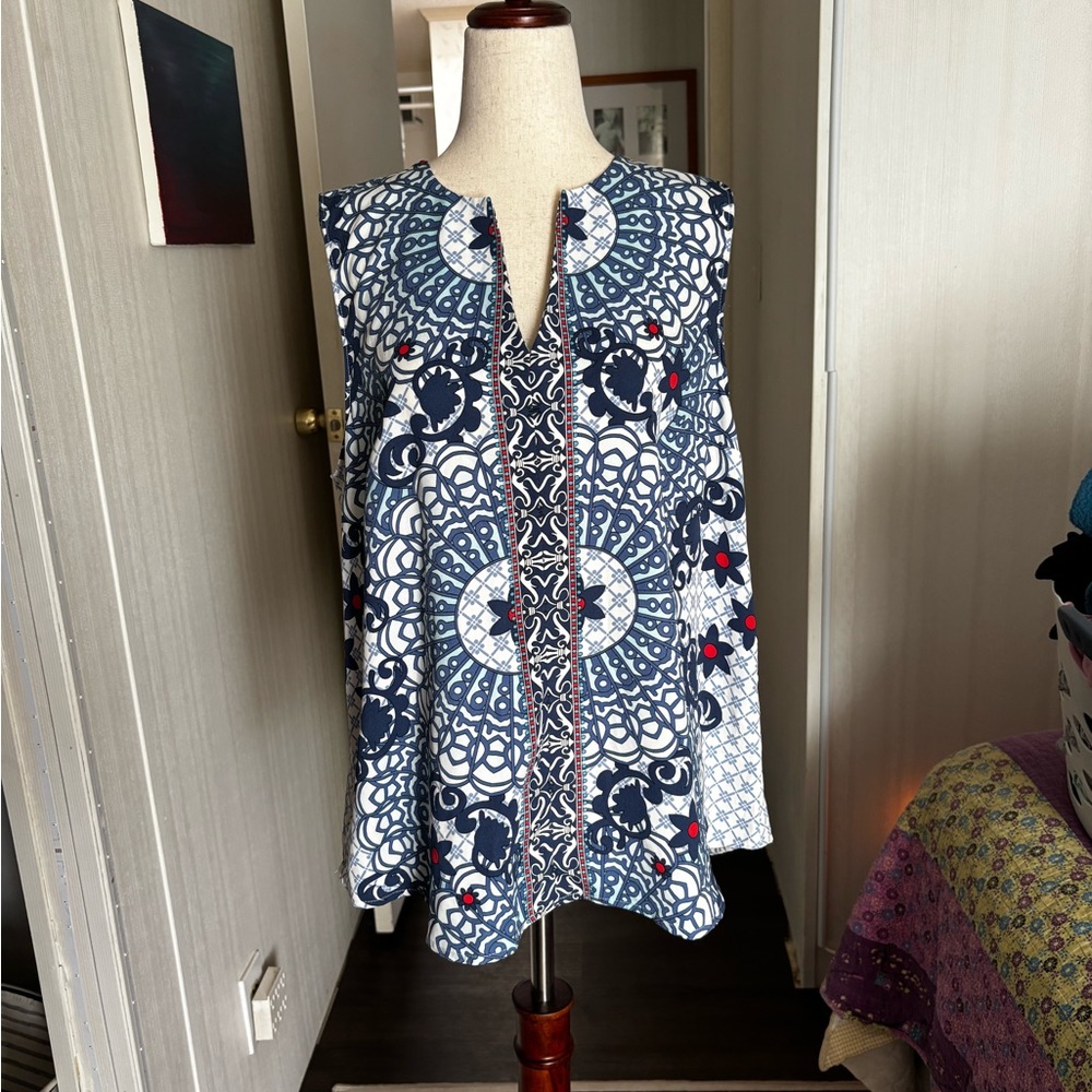Renee C. Blue and White Sleeveless Graphic Blouse